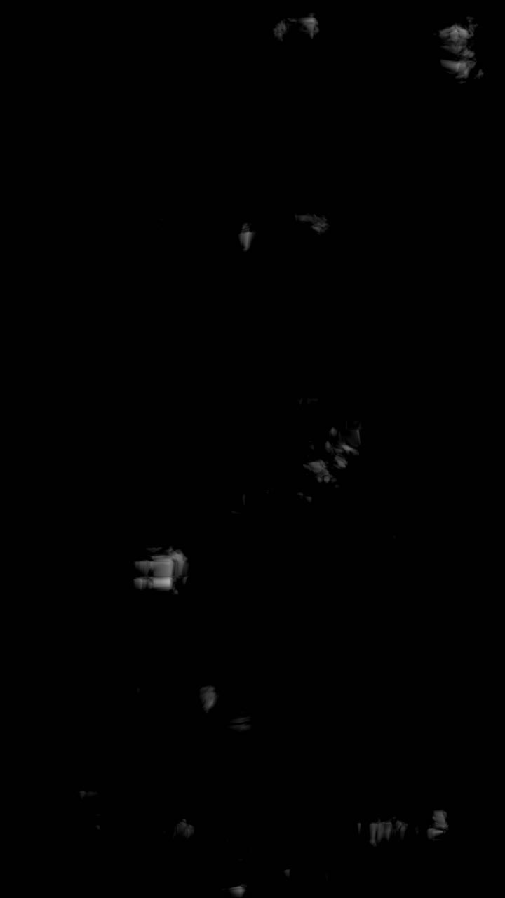 Abstrakte schimmernde Lichtreflexionen auf dunkler Oberfläche
