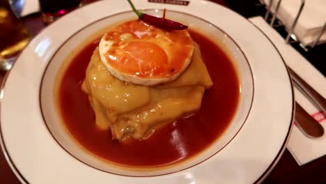 Nahaufnahme-Einer-Francesinha,-Einer-Traditionellen-Delikatesse-Aus-Porto,-Portugal