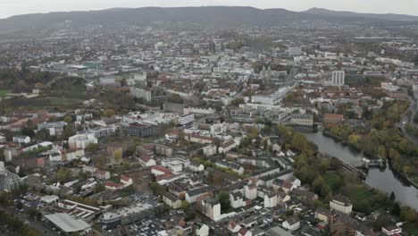 toma aérea de drones del centro de la ciudad alemana de kassel en alemania, hessen, europa