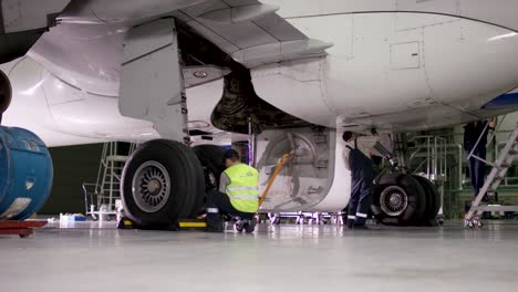 avión sometido a mantenimiento en un hangar