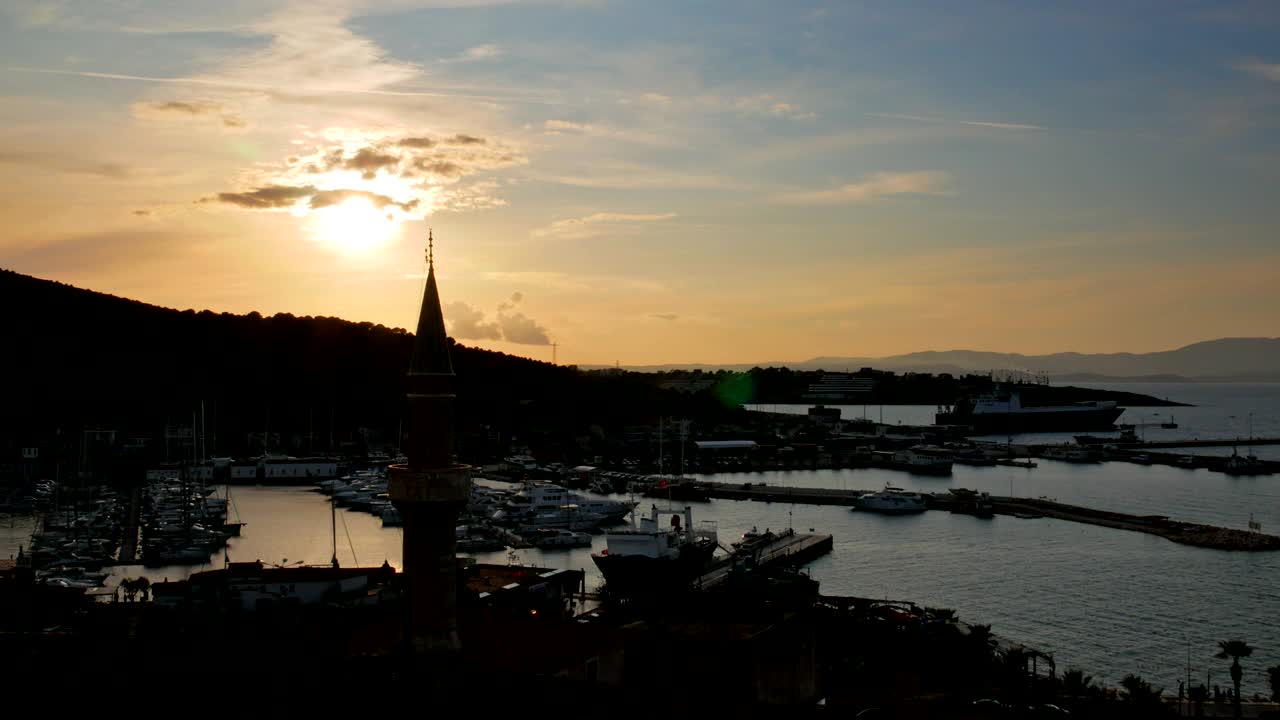 터키의 세세메 성에서 볼 수 있는 도시 풍경