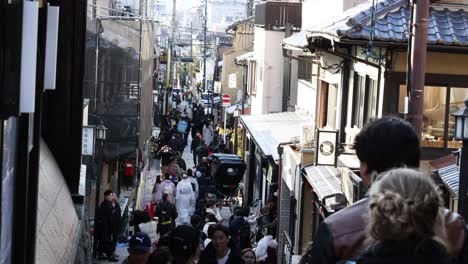 calle llena de gente y edificios tradicionales