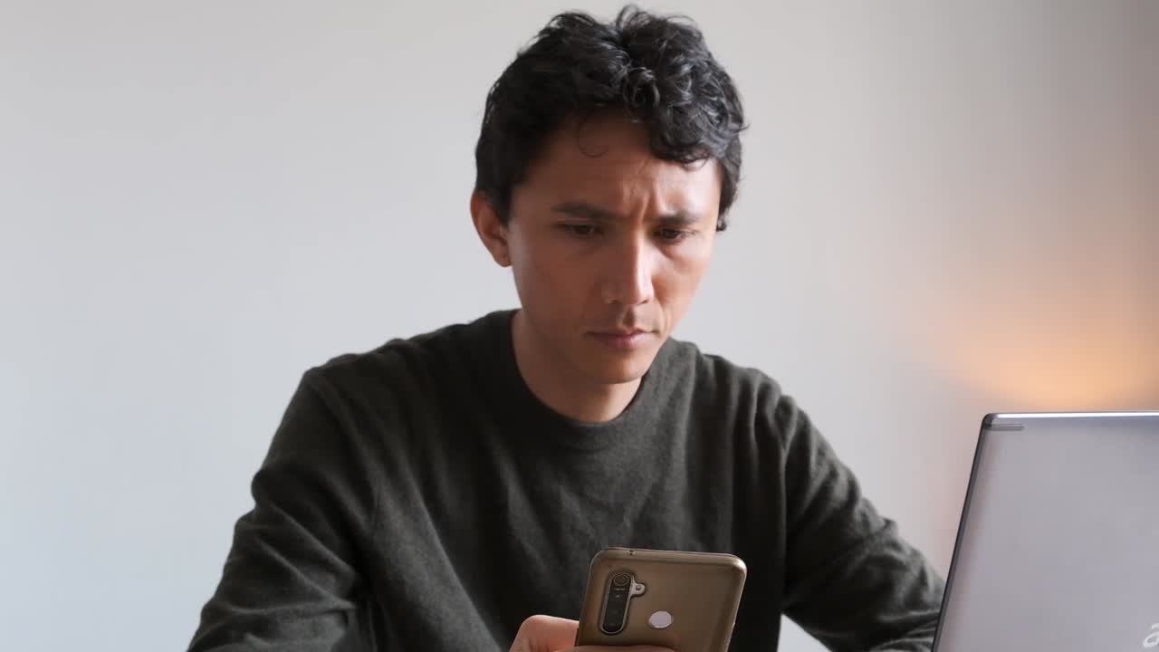 유라시아 남자, 혼혈, 집에서 컴퓨터로 전화 상담