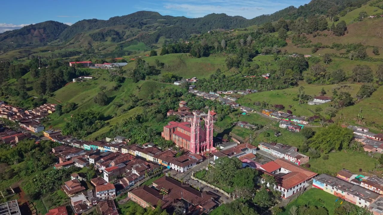 Vista aerea del centro città di Jericó con edifici colorati e una grande chiesa, colline lussureggianti