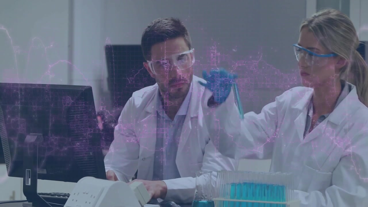 Scienziato di laboratorio che solleva una provetta mentre un ricercatore osserva dati olografici che si formano sullo schermo.