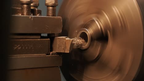 torno de metal en primer plano. torno, procesamiento de metales