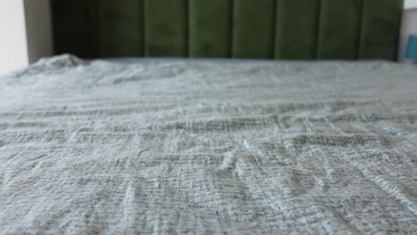 dormitorio con una cama hecha