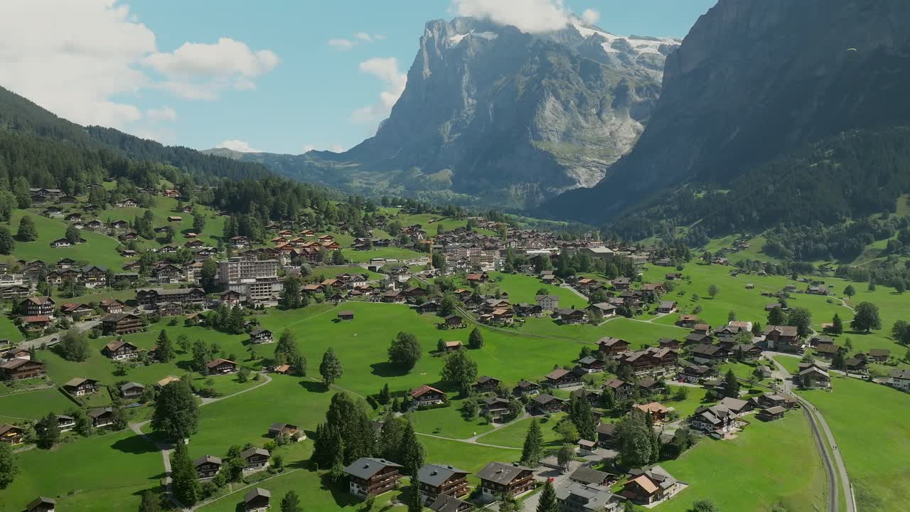 그린델발트와 스위스의 스위스 알프스의 슬라이딩 조감도