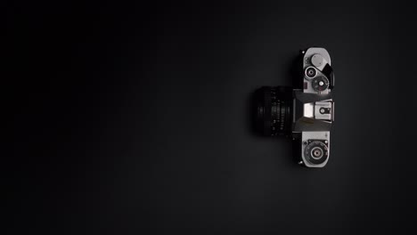 Flat-Lay-Retro-Camera-On-Flat-Surface-Left-Copy-Espacio