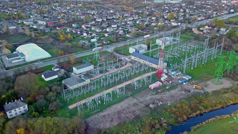 Vista-Aérea-De-La-Planta-De-Subestación-De-Energía-Eléctrica-En-El-área-Suburbana-De-Europa