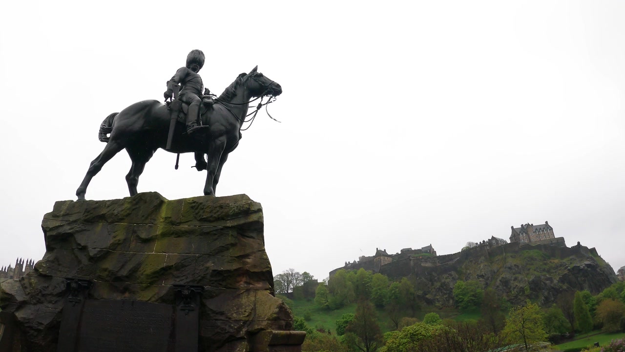 Monumento Royal Scots Greys Com o Castelo de Edimburgo ao Fundo Na Chuva