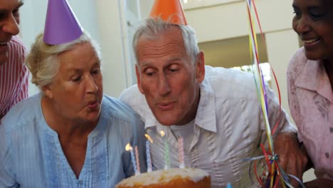 ancianos celebrando un cumpleaños 4k