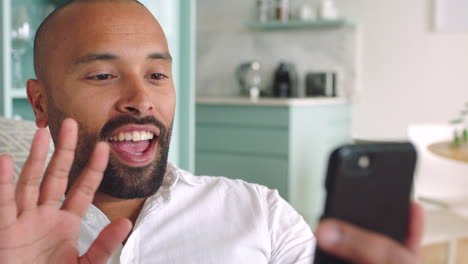 hombre sordo, lenguaje de señas y videollamada telefónica
