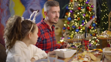 celebración de la cena de navidad en familia
