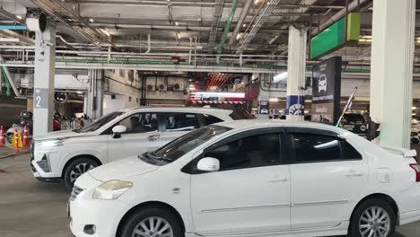 estacionamiento subterráneo con automóviles