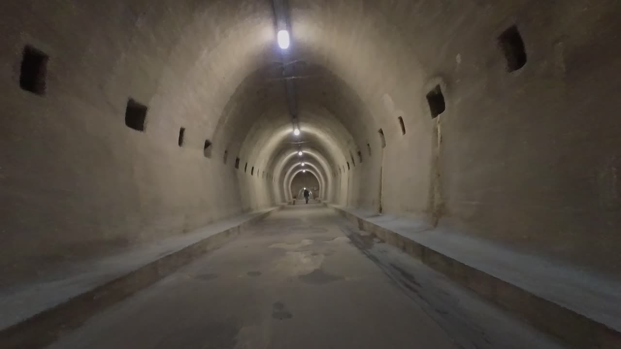 Una ripresa in soggettiva all'interno del tunnel Grič, Zagabria, Croazia. La telecamera segue un pedone distante.