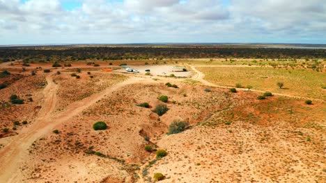 panorama de la escarpada pradera bajo un cielo azul nublado en el sur de australia