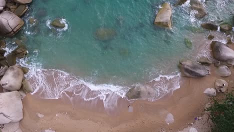 Ola-Suave-Que-Lava-La-Playa-Sobre-La-Bahía-De-Forma-Continua,-Disparo-Continuo-De-Dronefly-Por-Adelantado-Alejar-El-Zoom