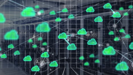 animazione dell'elaborazione dei dati e dei cloud con connessioni su server informatici