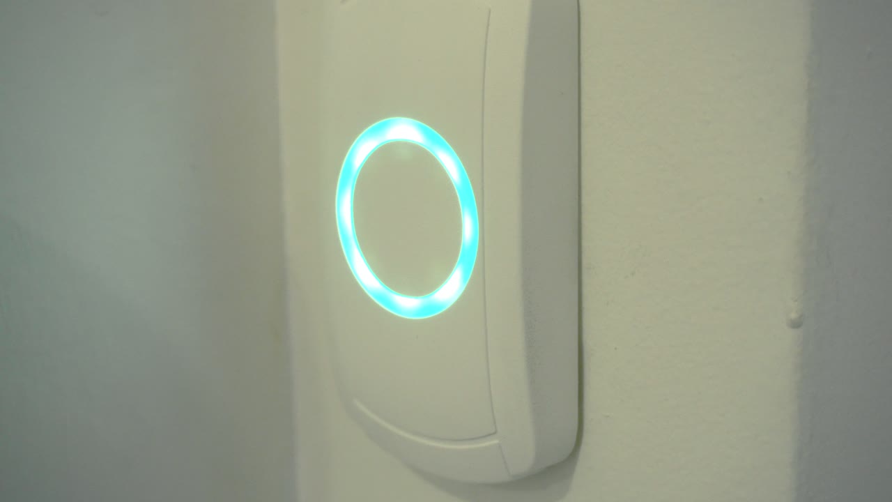 equipo sensible al tacto para abrir puertas con luces cambiantes. tecnología futura. filmado en 4k