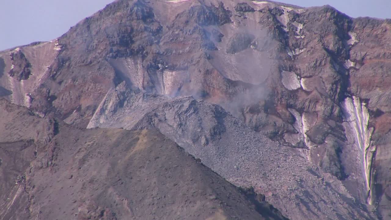 el humo se eleva desde una montaña rocosa en el parque nacional mt st helens 1