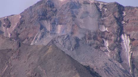 Smoke-rises-from-a-rocky-montaña-at-Mt-St-Helens-National-Park-1