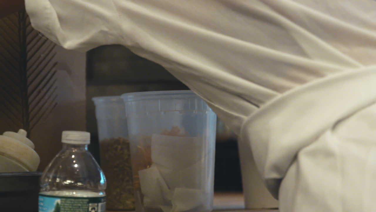 델리, 카페, 클로즈업에서 먹을 것을 포장하는 여성