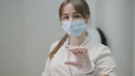 mujer haciendo terapia de botulino en una clínica de cosmetología moderna de cerca. cosmetólogo profesional haciendo inyección con toxina botulínica para rejuvenecer la piel de la cara.