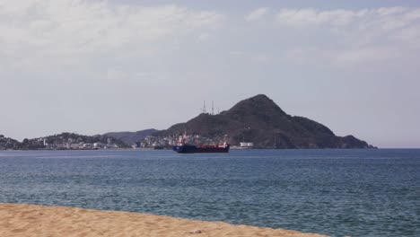 impresionante playa de las brisas desde la costa y pequeño marino en la distancia en manzanillo, colima, méxico