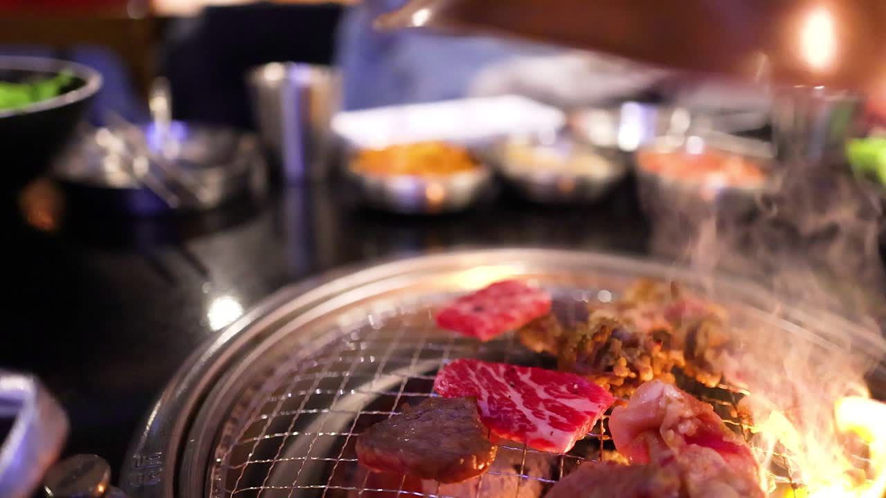 그릴 에 구운 돼지고기 와 고기