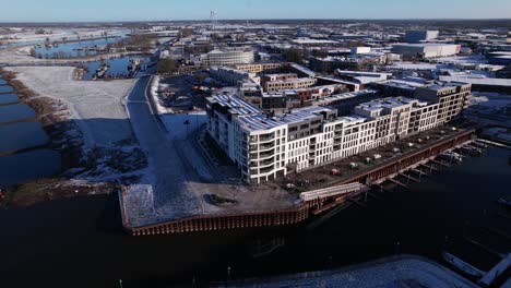 Kade-Noord-Edificio-Residencial-De-Apartamentos-Cubierto-De-Nieve-Visto-Desde-Arriba-Que-Revela-La-Antena-Más-Amplia-Del-Vecindario-Noorderhaven-Después-De-Una-Tormenta-De-Nieve