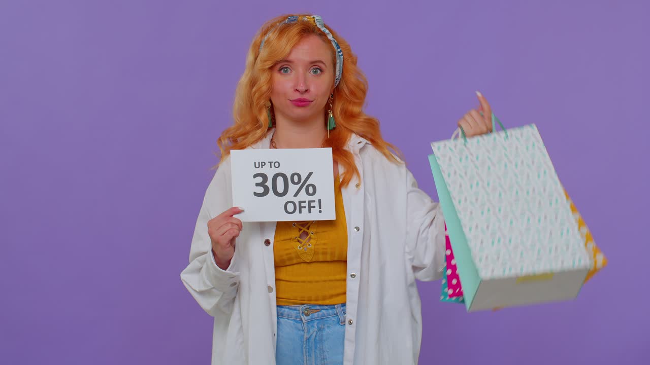 alegre chica pelirroja mostrando bolsas de compras, hasta un 30 por ciento de descuento en inscripciones, pancarta, viernes negro