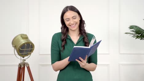 chica india leyendo un cómic gracioso