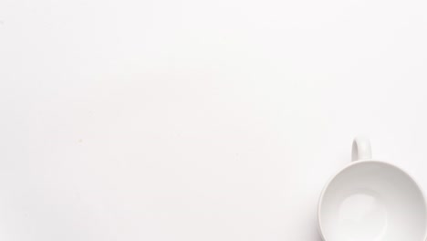 stop motion de muchas tazas sobre un fondo blanco