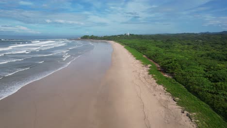 vuelo sobre la playa de nosara en costa rica