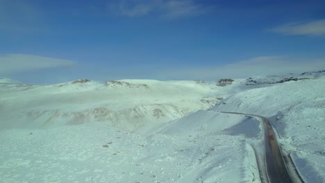 Explora-El-Camino-Nevado-Hacia-El-Valle-Del-Colca-Desde-El-Mirador-De-Los-Volcanes