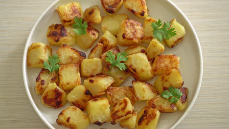patatas asadas o asadas en plato blanco