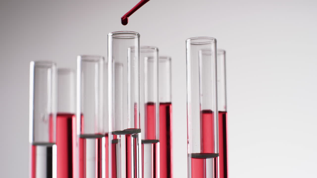 유리 실험실 시험 튜브와 빨간 액체와 백색 배경에 복사 공간을 가진 피의 비디오