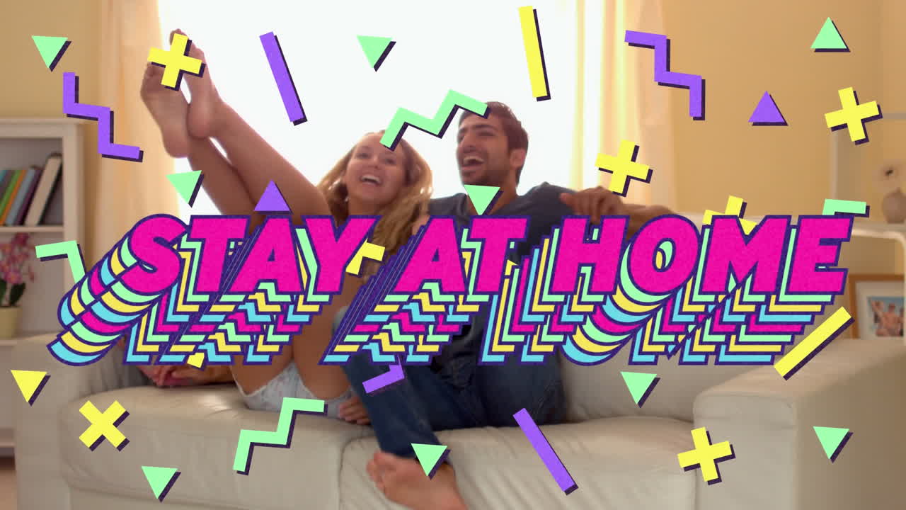 다채로운 텍스트의 애니메이션은 소파에 앉아있는 백인 커플을 통해 집에 머물러 있습니다.