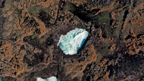 ubicado en el área escénica de cabo perpetuo, a sólo tres millas al sur de yachats oregon, el pozo de thor es un agujero en forma de cuenco tallado en la costa de basalto áspero