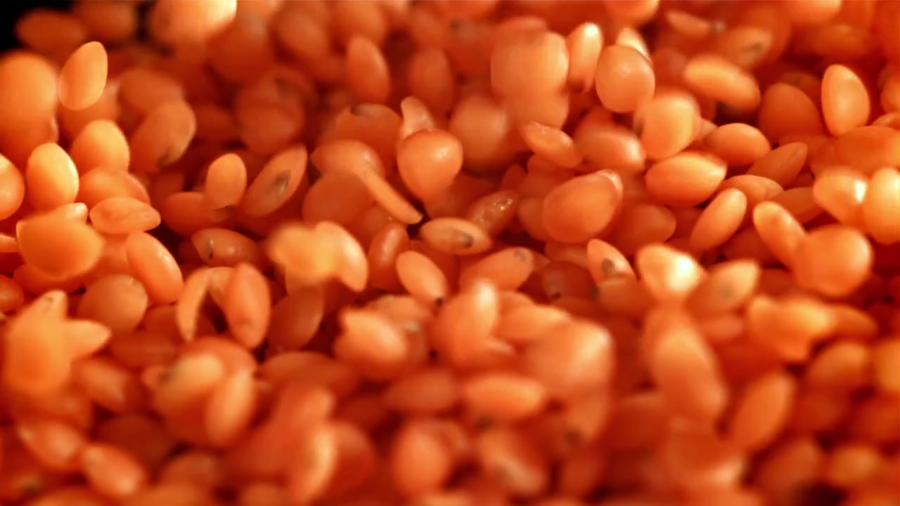 Lenticchie rosse che cadono al rallentatore.