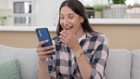 teléfono, redes sociales y risas con una mujer