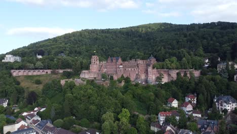 Filmischer-4K-Clip,-Der-Sich-Der-Mittelalterlichen-Heidelberger-Burg-In-Der-Rustikalen-Stadt-Und-Den-Gebäuden-über-Heidelberg,-Deutschland,-Nähert