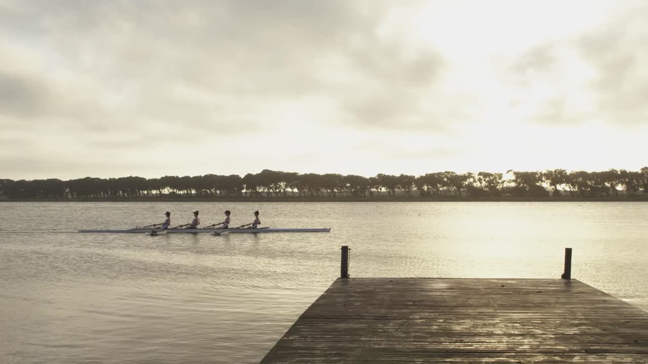 equipo de remo femenino entrenando en un río