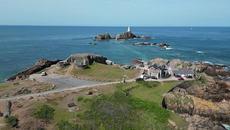 Aufsteigende-Drohnenantenne-La-Corbière,-Jersey,-Drohne,-Antenne