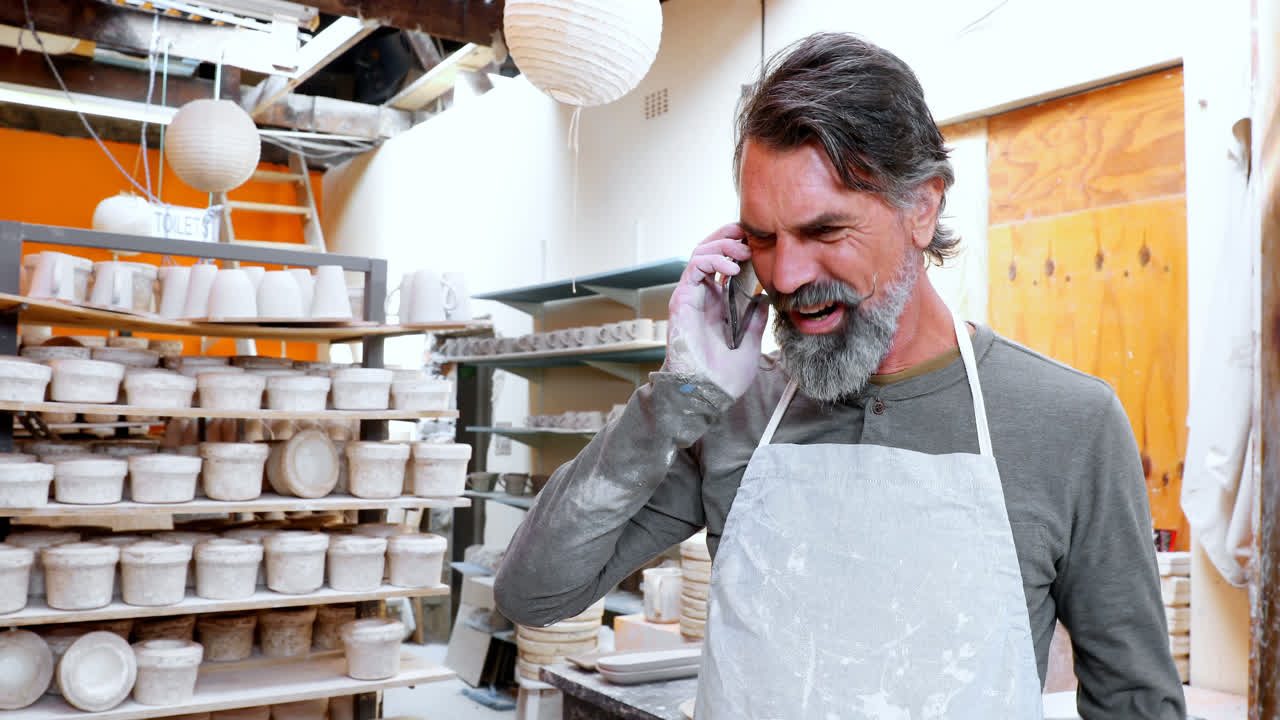 hombre alfarero hablando en teléfono móvil 4k