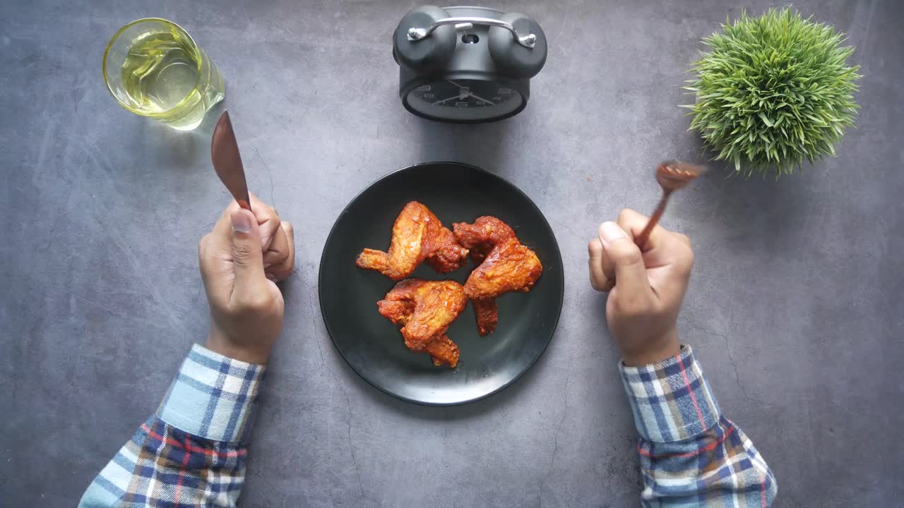 teniendo alas de pollo para el almuerzo