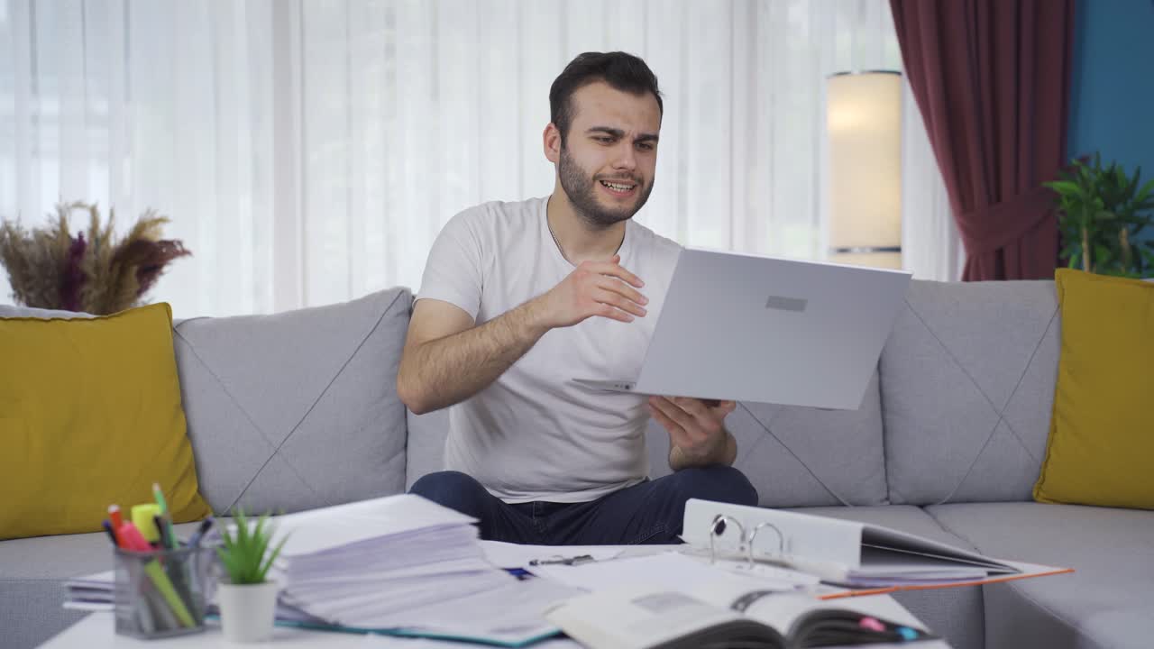 el hombre independiente que trabajaba en la computadora portátil fracasó.