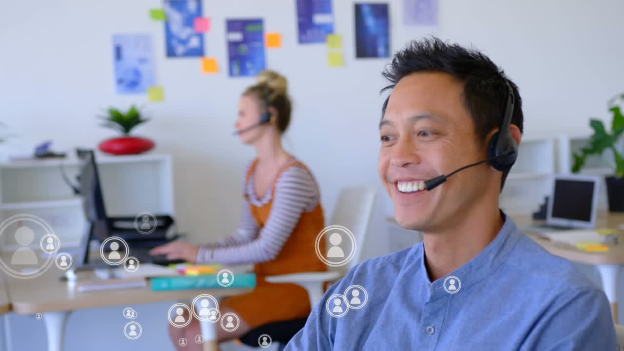 animación de un hombre asiático sonriendo con auriculares sobre iconos blancos voladores