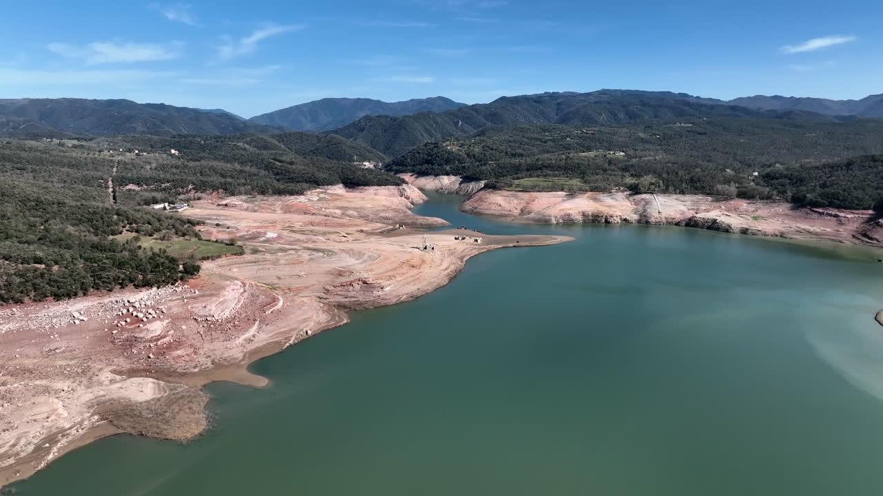 vista aérea de alto establecimiento de pantano reservorio de agua sau, sequía severa